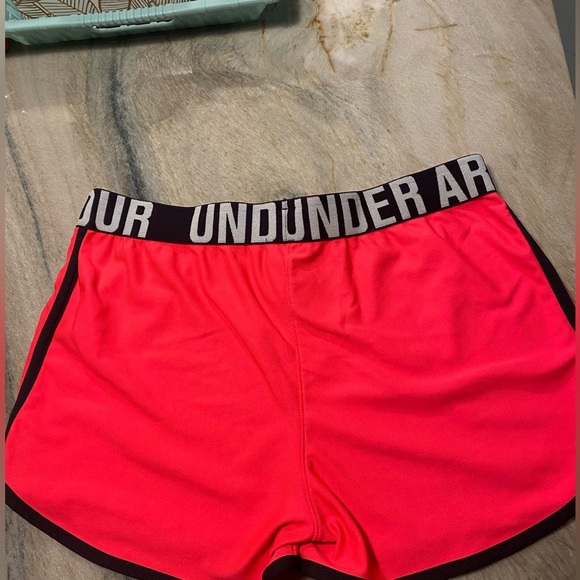 Under Armour Shorts Pink YXL - Picture 2 of 3